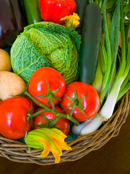 Vlakke lay-up en close-up assortiment van vers geplukte groenten. Groenten en fruit.  - Foto, afbeelding