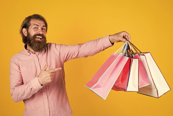 mature brutal hipster with shopping bag in shirt, valentines day - Foto, Imagem