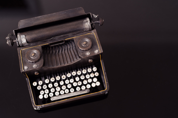Máquina de escribir vieja maqueta sobre fondo negro - Foto, Imagen