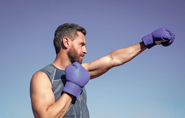 athletic muscular man boxer boxing in gloves, punching - Foto, Imagem