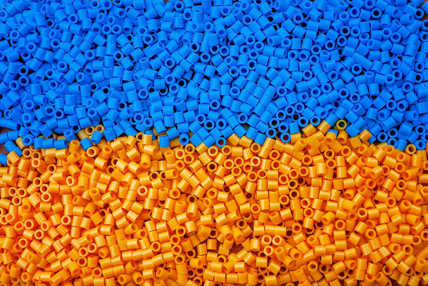 Blocchi di giocattoli gialli e blu che mostrano i colori della bandiera nazionale ucraina. Sostegno e aiuto a livello mondiale - Foto, immagini