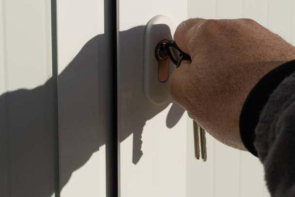 yksityiskohta mies avaa toimiston oven värilliset avaimet käsite avaamalla ovet - Valokuva, kuva
