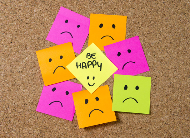 smiley μετα αυτό σημείωση για corkboard σε ευτυχία έναντι κατάθλιψη έννοια - Φωτογραφία, εικόνα