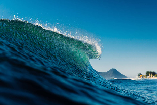 Atlantik Okyanusu 'nda ideal bir çarpma dalgası. Brezilya 'da plaj dalgası - Fotoğraf, Görsel
