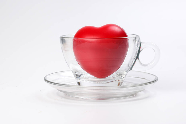 透明ガラスコーヒーティーカップソーサー3次元3次元赤ハートシンボル内側に白い背景コピーテキストスペース - 写真・画像