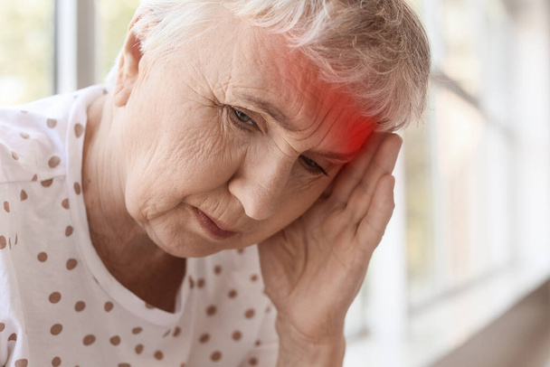 Vanhempi nainen, joka kärsii päänsärystä kotona - Valokuva, kuva