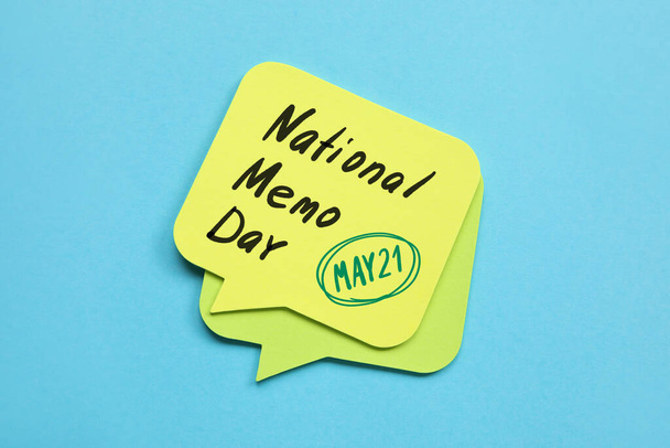 Haftnotiz mit Text NATIONAL MEMO DAY. 21. MAI auf blauem Hintergrund - Foto, Bild