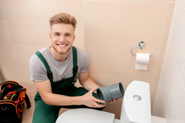 Υδραυλικός εργάζεται στην τουαλέτα - Φωτογραφία, εικόνα