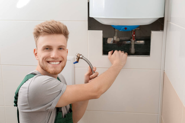 Plombier réparation chaudière dans la salle de bain
 - Photo, image