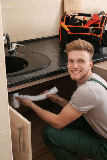 Klempner repariert Spüle in Küche - Foto, Bild
