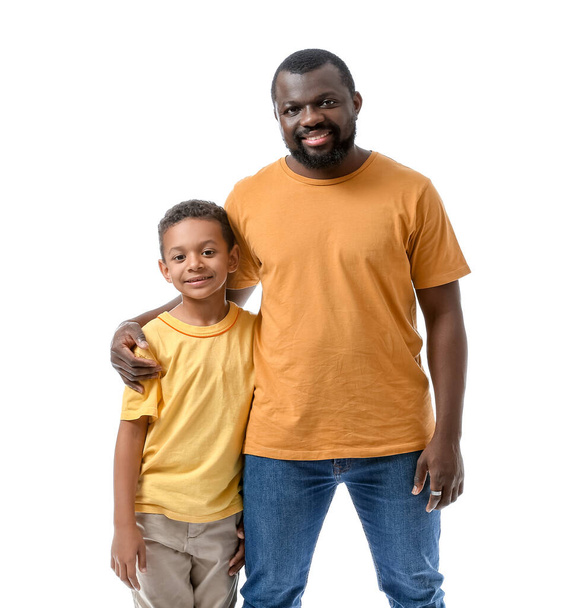 Beyaz arka planda küçük oğlu olan Afro-Amerikan bir adamın portresi. - Fotoğraf, Görsel