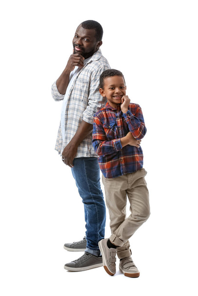 Beyaz arka planda küçük oğlu olan Afro-Amerikan bir adamın portresi. - Fotoğraf, Görsel