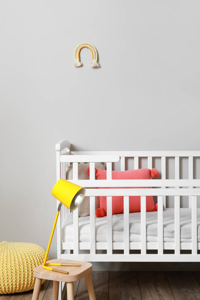 Moderní dětský pokoj s pohodlnou postýlkou - Fotografie, Obrázek