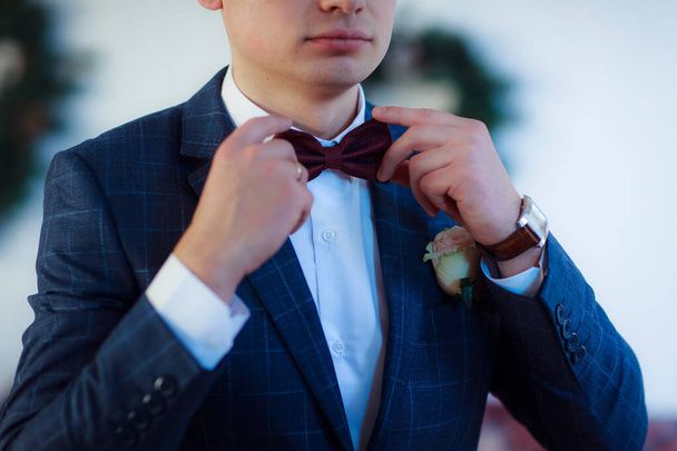 Groom preparing for wedding day. Cropped section  - 写真・画像