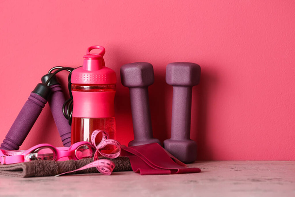 Stilvolle Sportausrüstung auf rosa Hintergrund - Foto, Bild