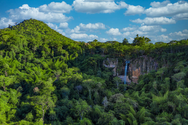 Widok z powietrza na Salto Suizo najwyższy wodospad Paragwaju w pobliżu Kolonii Independencia i Vallarrica. - Zdjęcie, obraz