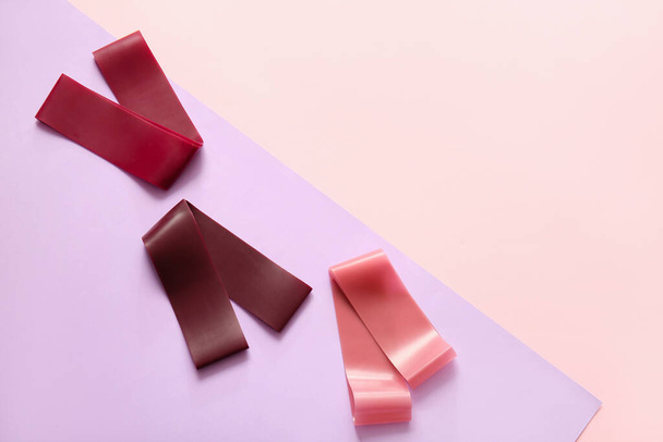 Renk arkaplanındaki elastik bantlar - Fotoğraf, Görsel