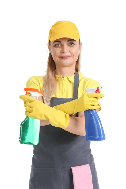 Pracovník úklidové služby s čisticími prostředky na bílém pozadí - Fotografie, Obrázek