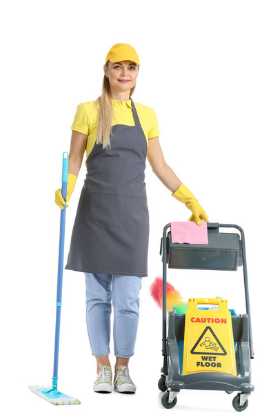 Trabajador de servicio de limpieza con carro sobre fondo blanco - Foto, Imagen