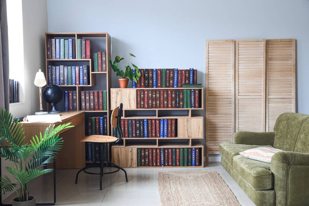Одиниця полиці з книгами і стильне робоче місце в домашній бібліотеці
 - Фото, зображення