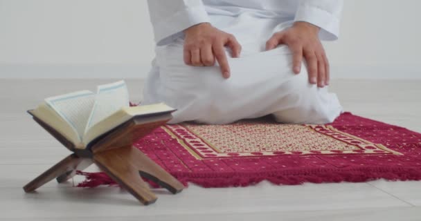 Muslimi mies rukoilee Allahia valoisassa huoneessa - Materiaali, video