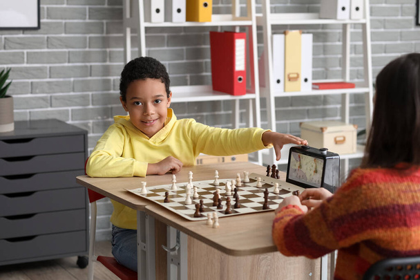 クラブでのトーナメント中にチェスをしている小さな子供たち - 写真・画像