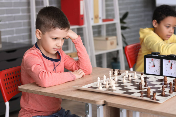 Petits enfants jouant aux échecs pendant le tournoi en club - Photo, image