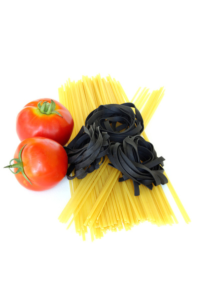 Свіжі помідори та сирі макарони
 - Фото, зображення