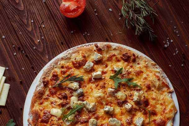 pizza con carne e verdure su un tavolo di legno  - Foto, immagini
