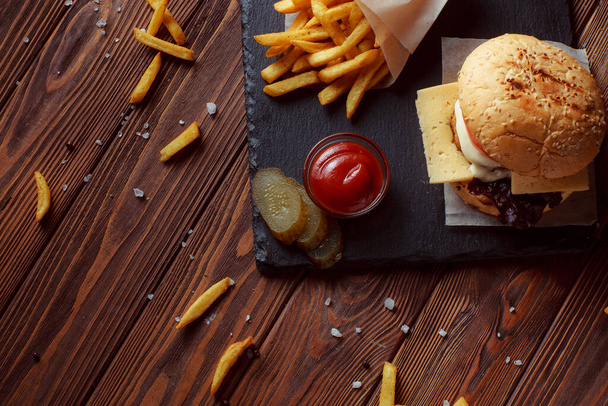 Burger mit Pommes auf Holzboden - Foto, Bild