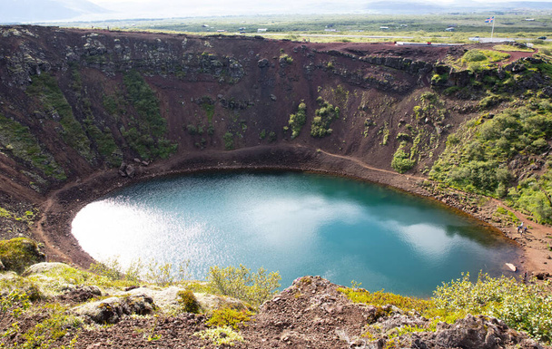 Kerid is een prachtig kratermeer van een turquoise kleur gelegen op het zuidwesten van IJsland - Gouden cirkel - Foto, afbeelding