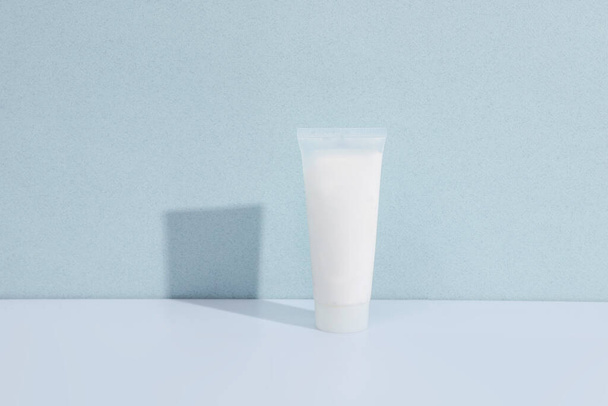 Valkoinen tyhjä purista pullo kosmeettinen kerma putki. Ihonhoidon konsepti taustalla - Valokuva, kuva