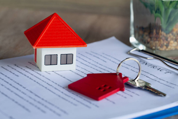Turuncu ev ve kontrat konseptinde bir sürü kırmızı ev anahtarı. Belge, ortak, müşteri, ev için ürün ya da sözleşme satın alan müşteri imzası.. - Fotoğraf, Görsel