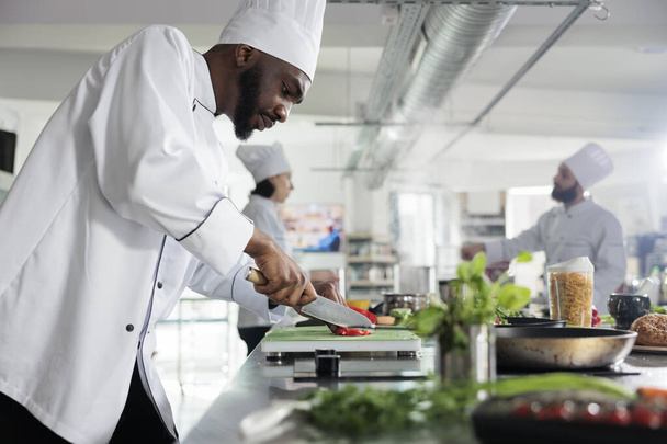Chefkoch im Restaurant professionelle Küche bereitet köstliche Mahlzeit zu. - Foto, Bild