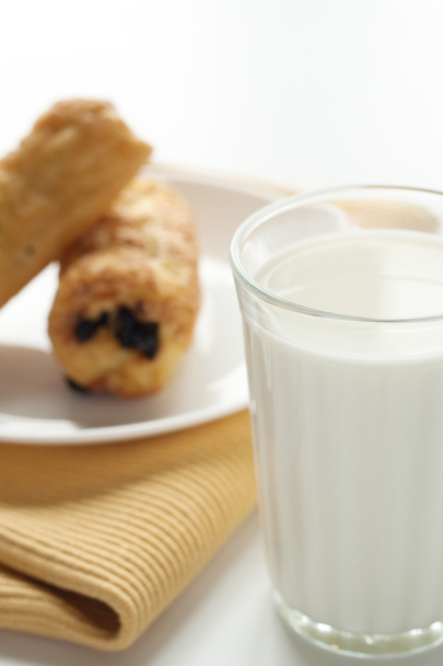 Um copo de leite e biscoitos saborosos
 - Foto, Imagem