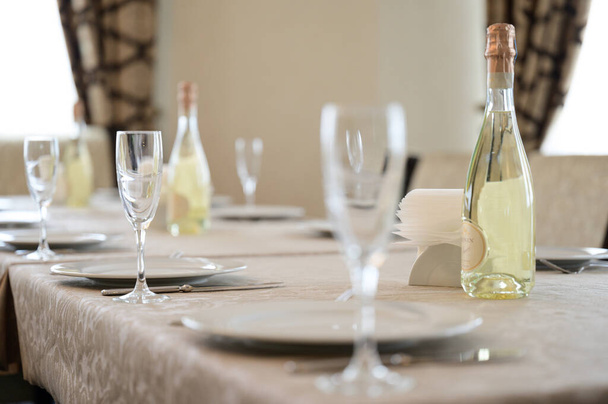 Bicchieri trasparenti per bevande alcoliche, tavola apparecchiata con bicchieri, bicchieri di vino. - Foto, immagini