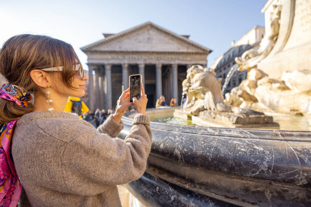 Mujer viajando en Roma
 - Foto, Imagen