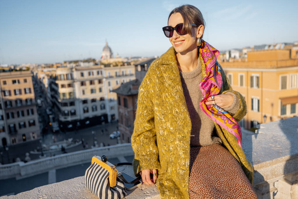 Женщина наслаждается красивым утренним городским пейзажем Рима - Фото, изображение