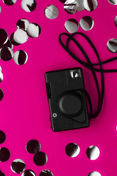 Confettis argentés sur fond rose. Image monochrome en deux couleurs. Concept de tendance mode. - Photo, image