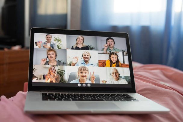 Virtuele ontmoeting. Groep videogesprek in bed thuis, online communicatie en externe chat Creative Collage - Foto, afbeelding
