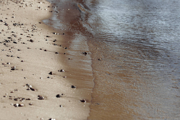 piaszczysta plaża z falami i morzem - Zdjęcie, obraz