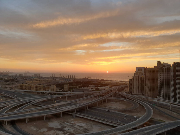Vista del nuevo distrito de Dubái cerca del mar durante la puesta del sol.. - Foto, Imagen