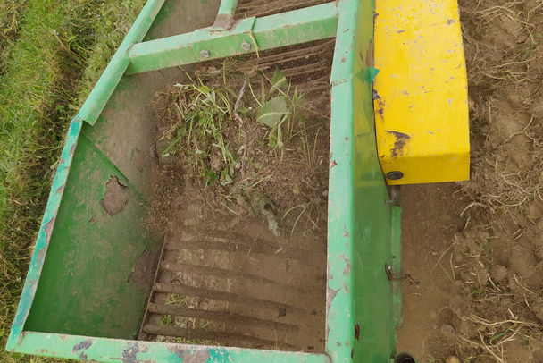 Traktori värähtelevä laitteet sadonkorjuu perunat rivi, lähikuva prosessi, Ukrainan perunan sato. - Valokuva, kuva