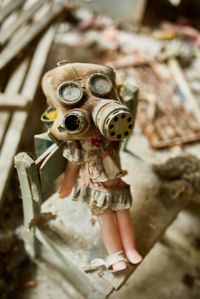 Kırık, harap, Çernobil Yasak Bölge 'de terk edilmiş anaokulu, kayıp oyuncaklar, kırık plastik bebek, Ukrayna, hayalet şehir Pripyat. - Fotoğraf, Görsel