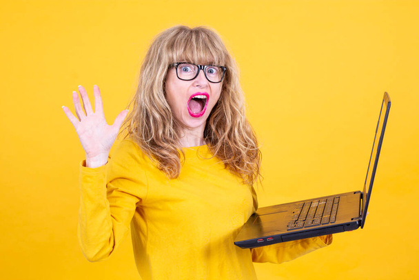 stressed or angry adult woman screaming with laptop isolated - Foto, imagen
