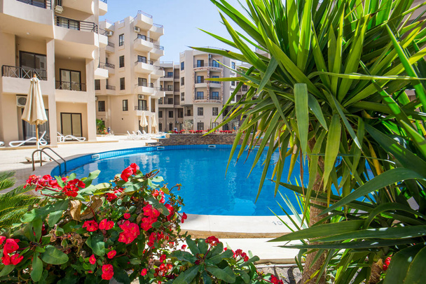 Μεγάλη πισίνα με φυτά σε ένα πολυτελές τροπικό ξενοδοχειακό συγκρότημα διαμερισμάτων - Φωτογραφία, εικόνα