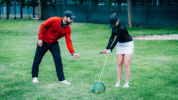 Golf hocası genç bir kadınla çalışıyor. Salıncak geliştirme üzerine. - Fotoğraf, Görsel