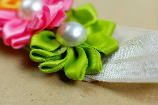 Fashion haarbanden, accessoires gemaakt van stof. DIY ambachtelijke stof bloem, ontworpen als haaraccessoires voor decoratie. - Foto, afbeelding