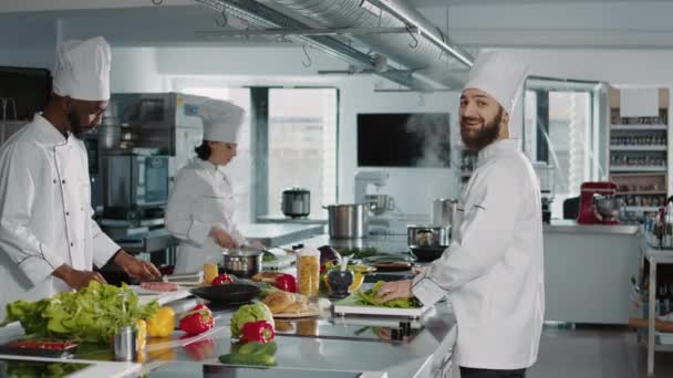 Портрет людини, що працює як кухар на гастрономічній кухні в ресторані
 - Кадри, відео