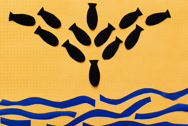 Vista superior de bombas de papel y cartón mar sobre fondo amarillo texturizado  - Foto, imagen